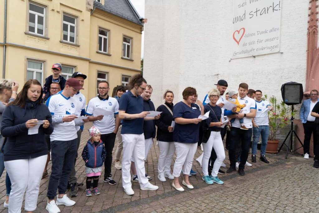 Foto zum Beitrag „Traumhochzeit beim Pflegedienst Brambor“: hochzeit benjamin und franziska überraschung song