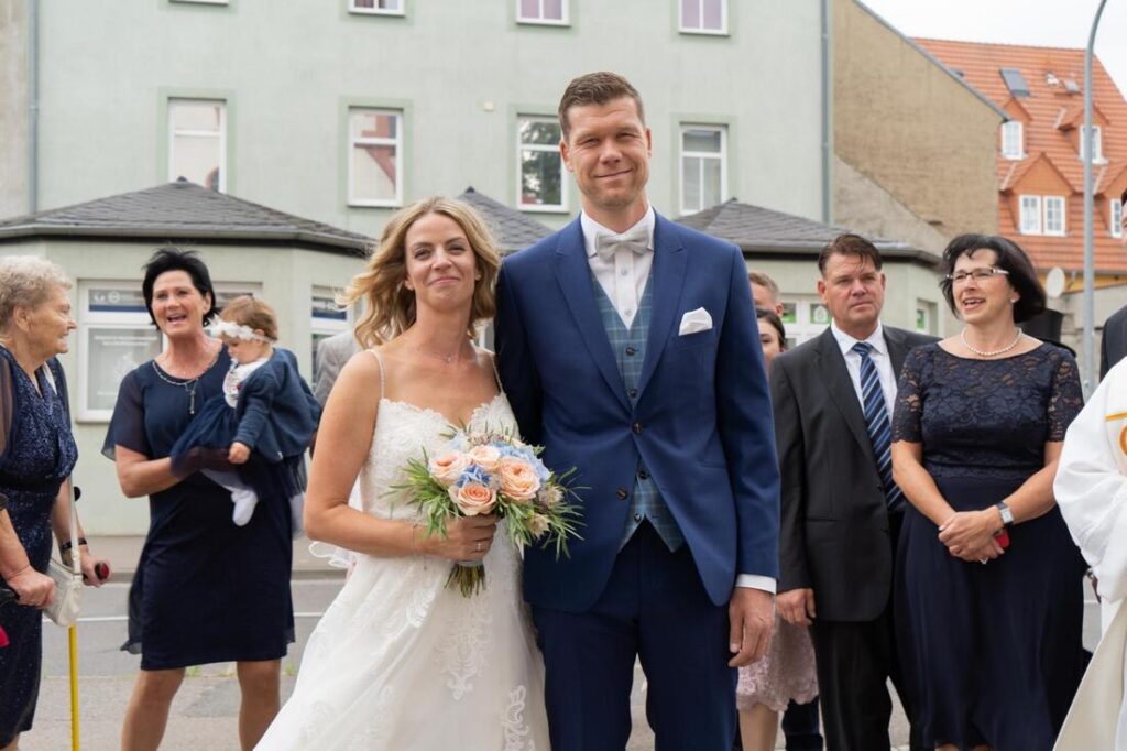 Foto zum Beitrag „Traumhochzeit beim Pflegedienst Brambor“: hochzeit benjamin und franziska glückliches paar