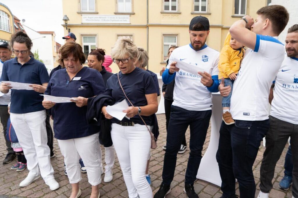 Foto zum Beitrag „Traumhochzeit beim Pflegedienst Brambor“: hochzeit benjamin und franziska rsv fußballer singen mit bramborianern