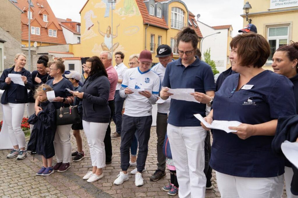Foto zum Beitrag „Traumhochzeit beim Pflegedienst Brambor“: hochzeit benjamin und franziska pflegemitarbeiter und männer vom rsv abteilung fußball