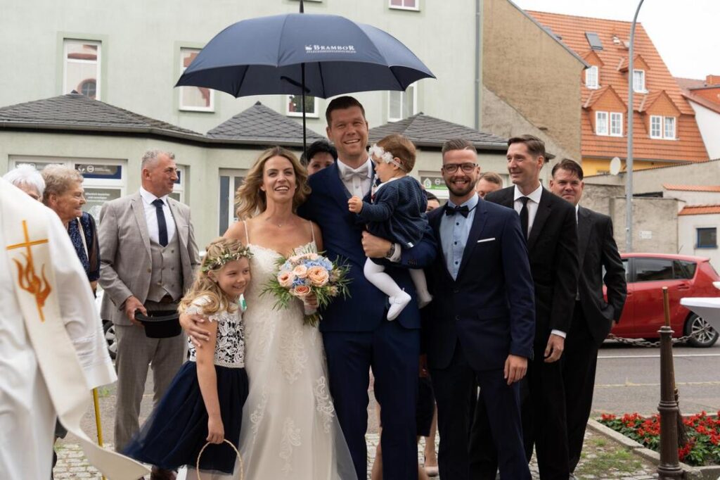 Foto zum Beitrag „Traumhochzeit beim Pflegedienst Brambor“: hochzeit benjamin und franziska familie