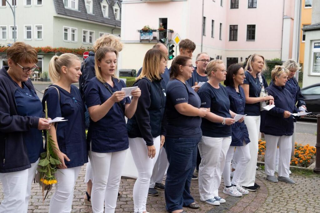 Foto zum Beitrag „Traumhochzeit beim Pflegedienst Brambor“: hochzeit benjamin und franziska mitarbeiter aus allen pflegehäusern