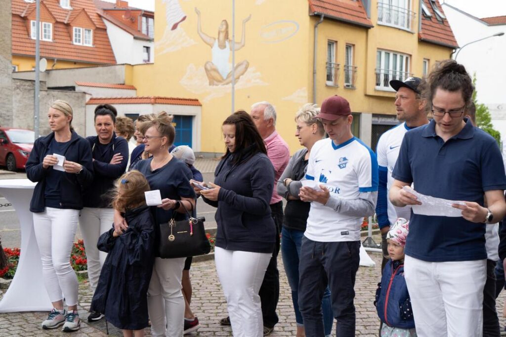 Foto zum Beitrag „Traumhochzeit beim Pflegedienst Brambor“: hochzeit benjamin und franziska bramborianer singen