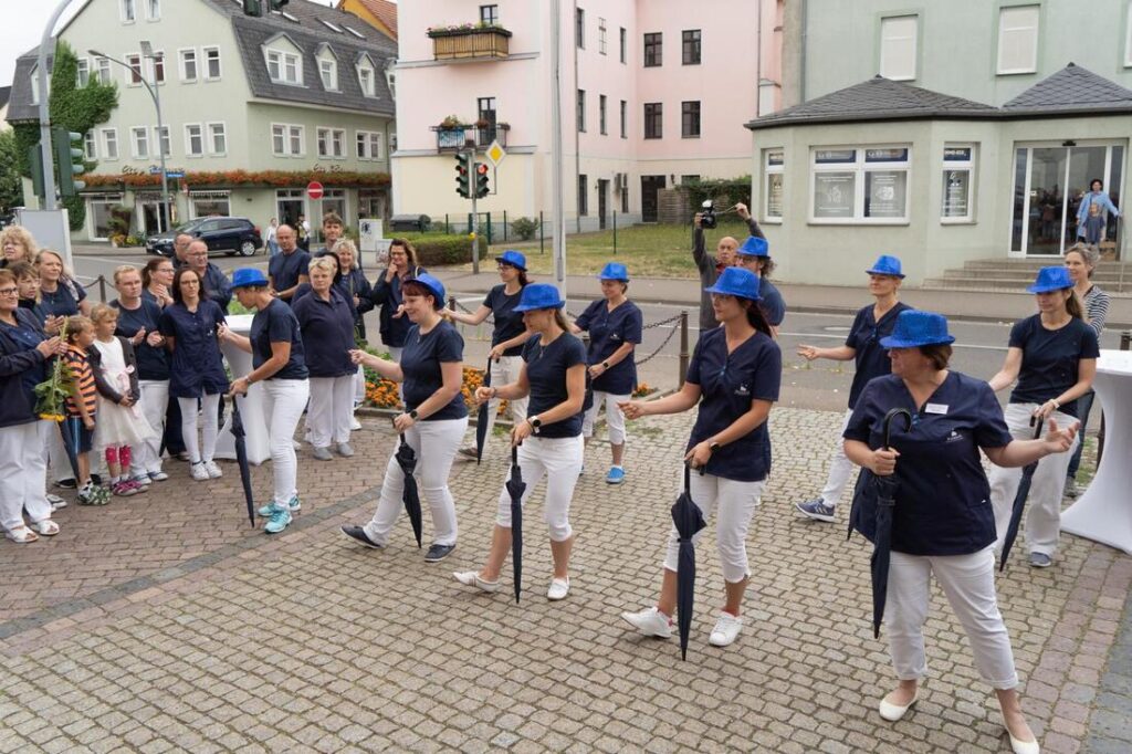Foto zum Beitrag „Traumhochzeit beim Pflegedienst Brambor“: hochzeit benjamin und franziska tanz mitarbeiter