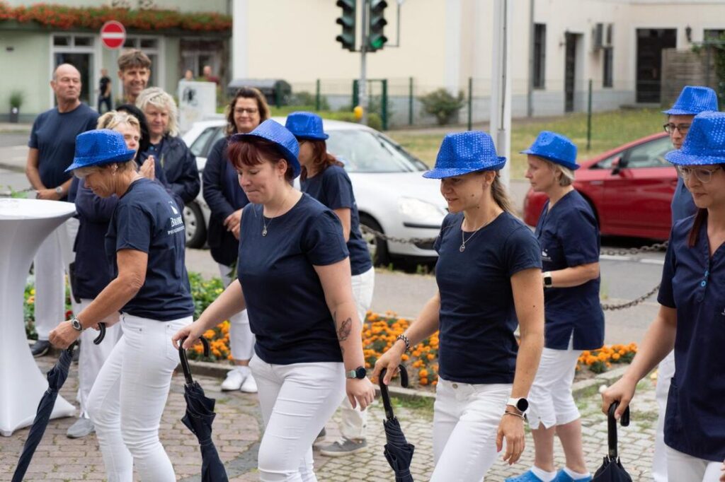 Foto zum Beitrag „Traumhochzeit beim Pflegedienst Brambor“: hochzeit benjamin und franziska tanz der mitarbeiter