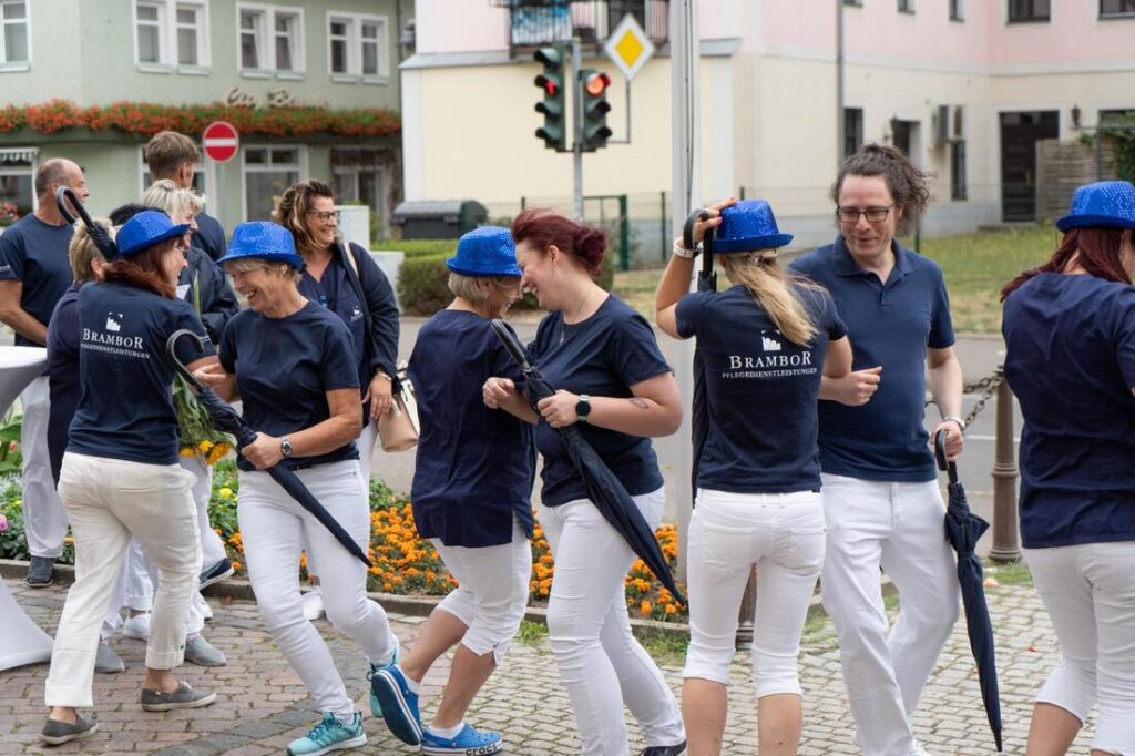 Foto zum Beitrag „Traumhochzeit beim Pflegedienst Brambor“: hochzeit benjamin und franziska programmeinlage mitarbeiter