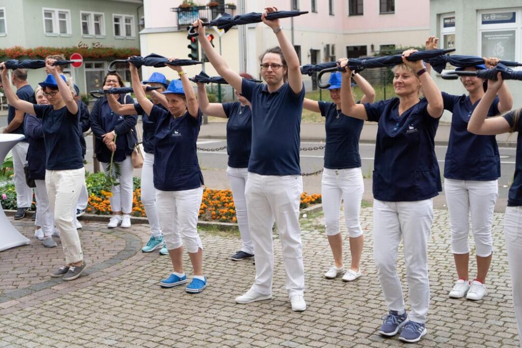 Foto zum Beitrag „Traumhochzeit beim Pflegedienst Brambor“: hochzeit benjamin und franziska regenschirm tanz
