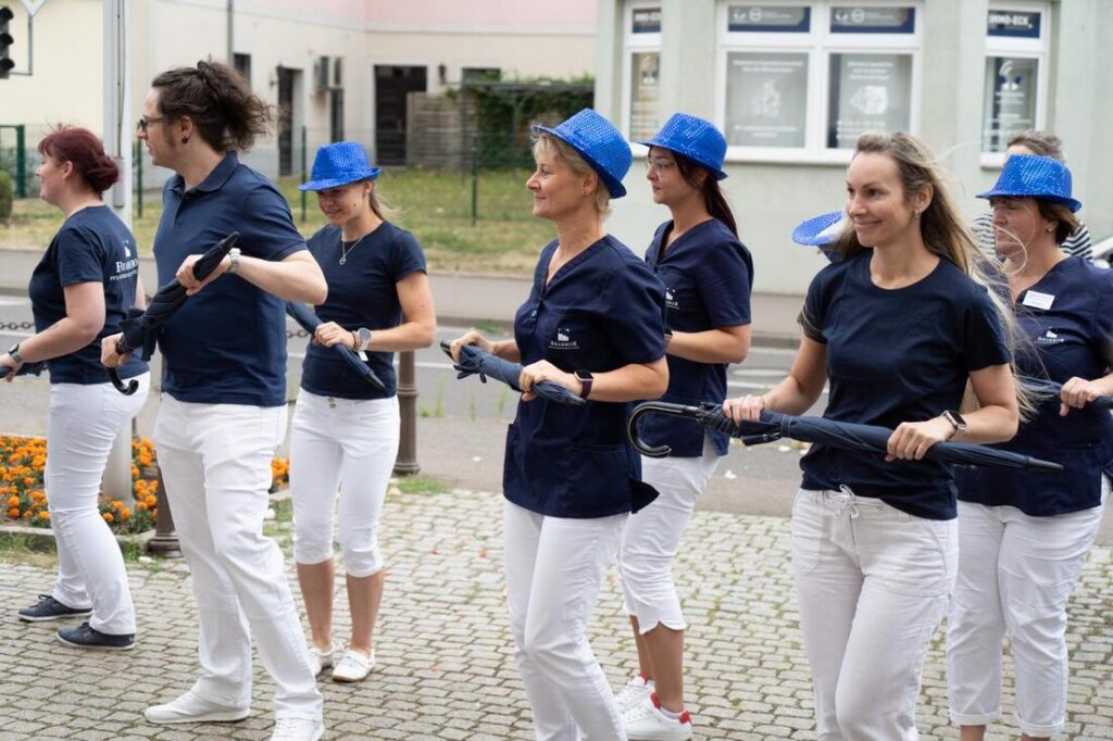 Foto zum Beitrag „Traumhochzeit beim Pflegedienst Brambor“: hochzeit benjamin und franziska mitarbeiter team