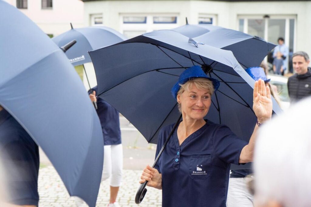 Foto zum Beitrag „Traumhochzeit beim Pflegedienst Brambor“: hochzeit benjamin und franziska tanzende kollegen