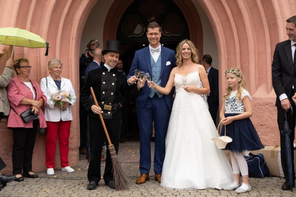 Foto zum Beitrag „Traumhochzeit beim Pflegedienst Brambor“: hochzeit benjamin und franziska glück vom schornsteinfeger