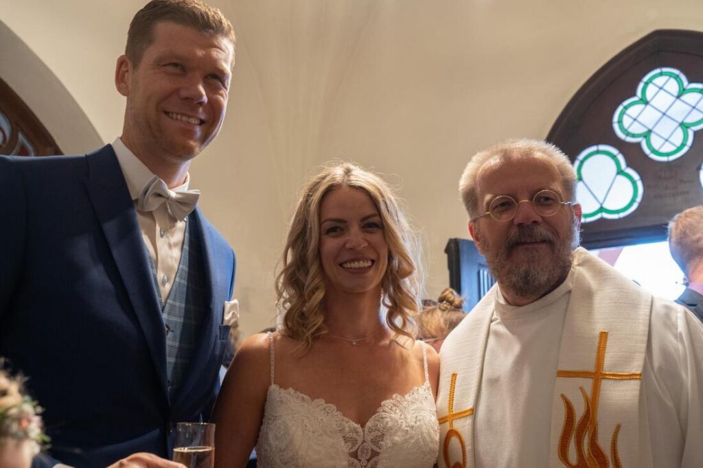 Foto zum Beitrag „Traumhochzeit beim Pflegedienst Brambor“: hochzeit benjamin und franziska bramborgratulation pfarrer behrisch