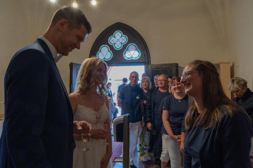 Foto zum Beitrag „Traumhochzeit beim Pflegedienst Brambor“: hochzeit benjamin und franziska gratulation von mitarbeitern
