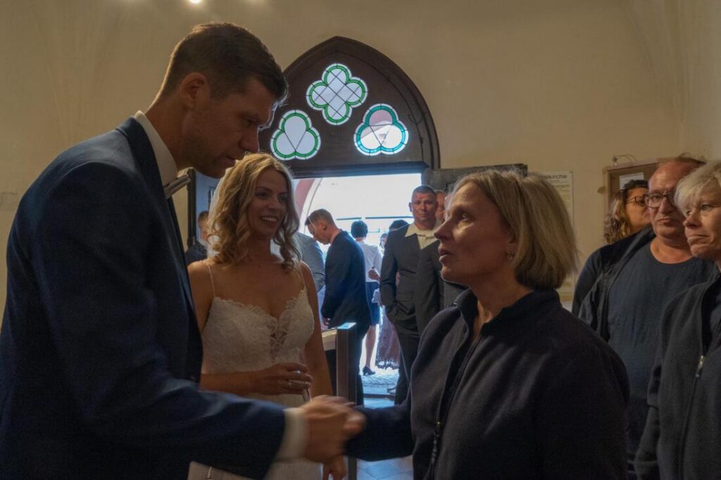 Foto zum Beitrag „Traumhochzeit beim Pflegedienst Brambor“: hochzeit benjamin und franziska kollegen gratulieren