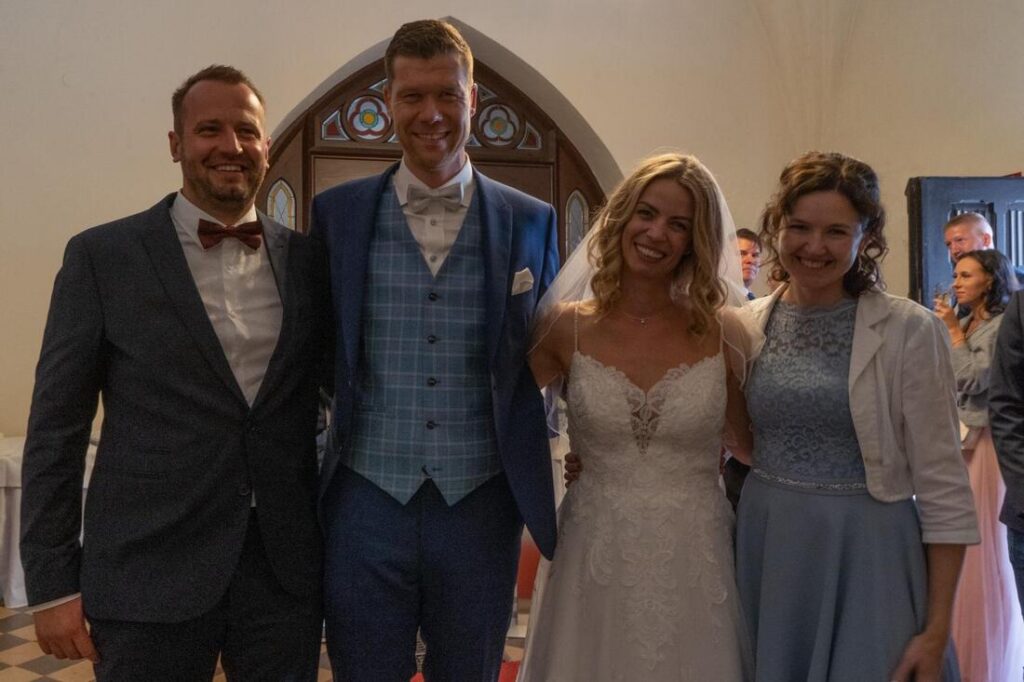 Foto zum Beitrag „Traumhochzeit beim Pflegedienst Brambor“: hochzeit benjamin und franziska hochzeitspaar und trauzeugen