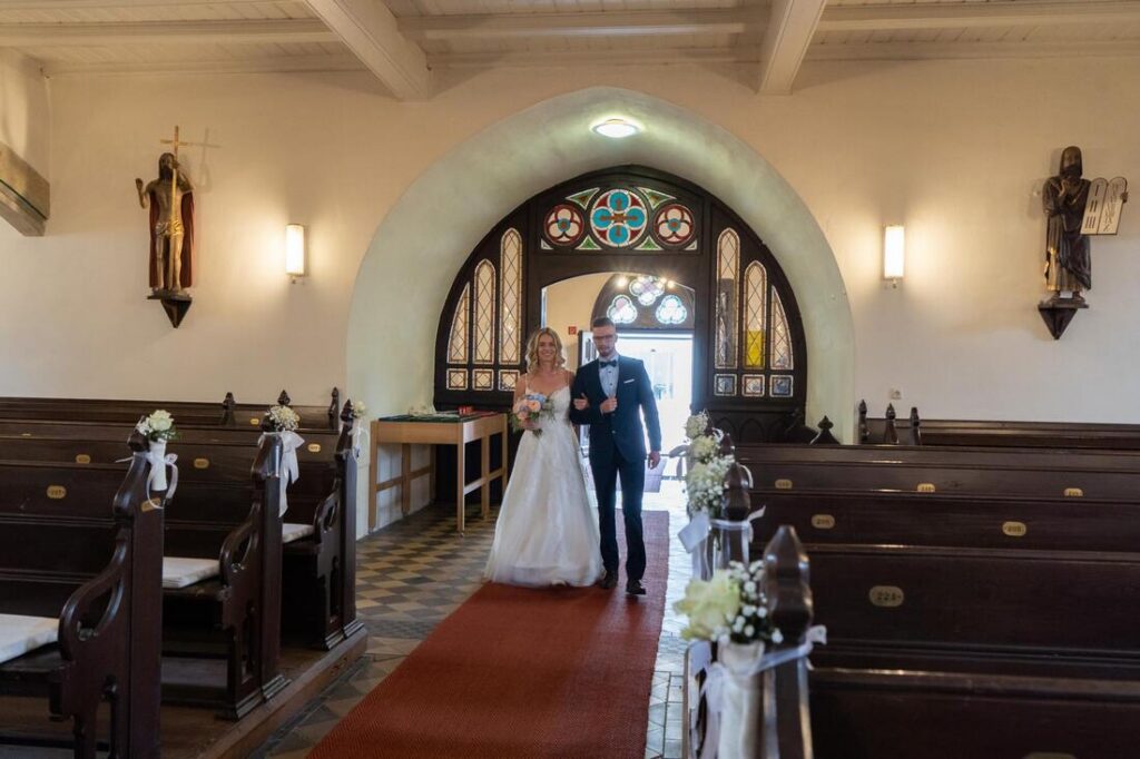Foto zum Beitrag „Traumhochzeit beim Pflegedienst Brambor“: hochzeit benjamin und franziska braut eingang