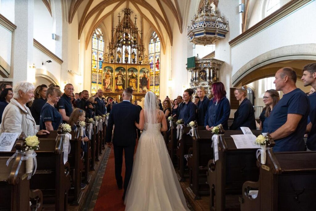 Foto zum Beitrag „Traumhochzeit beim Pflegedienst Brambor“: hochzeit benjamin und franziska gang zum altar