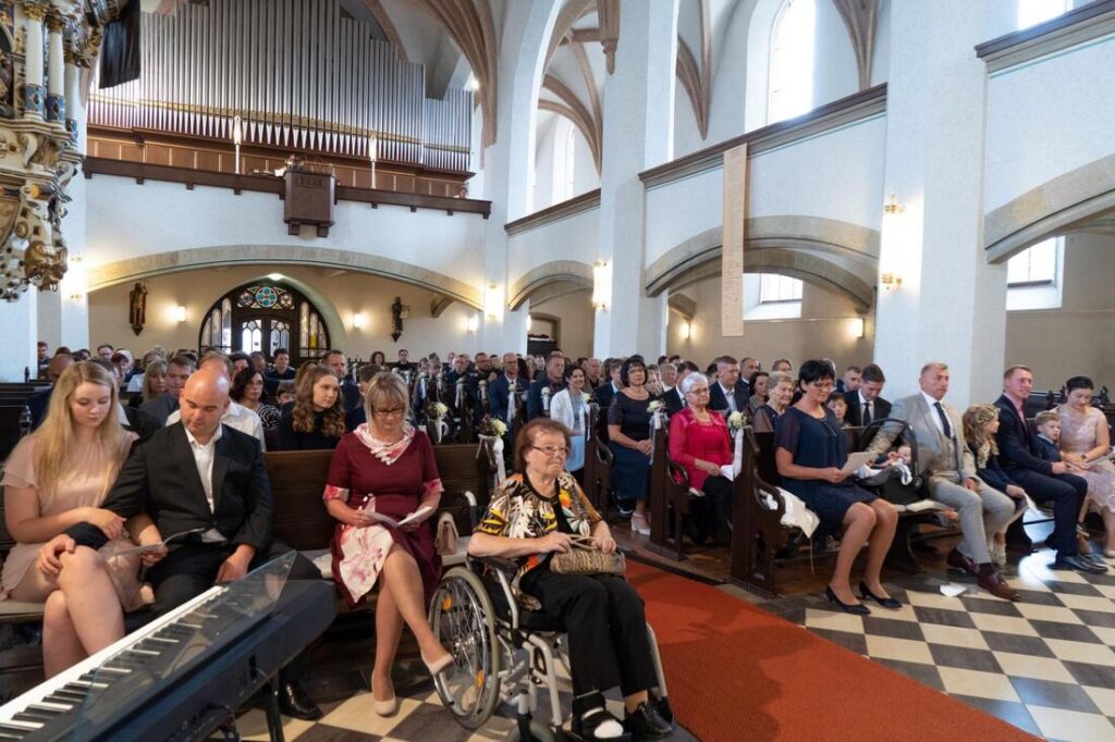 Foto zum Beitrag „Traumhochzeit beim Pflegedienst Brambor“: hochzeit benjamin und franziska gäste trauung