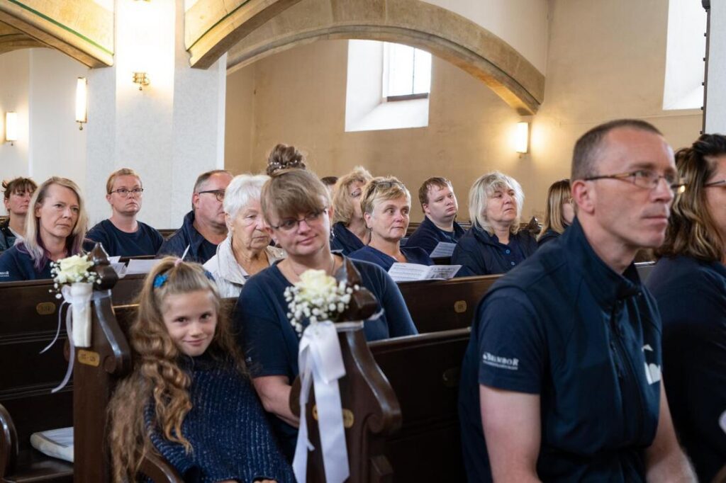 Foto zum Beitrag „Traumhochzeit beim Pflegedienst Brambor“: hochzeit benjamin und franziska mitarbeiter