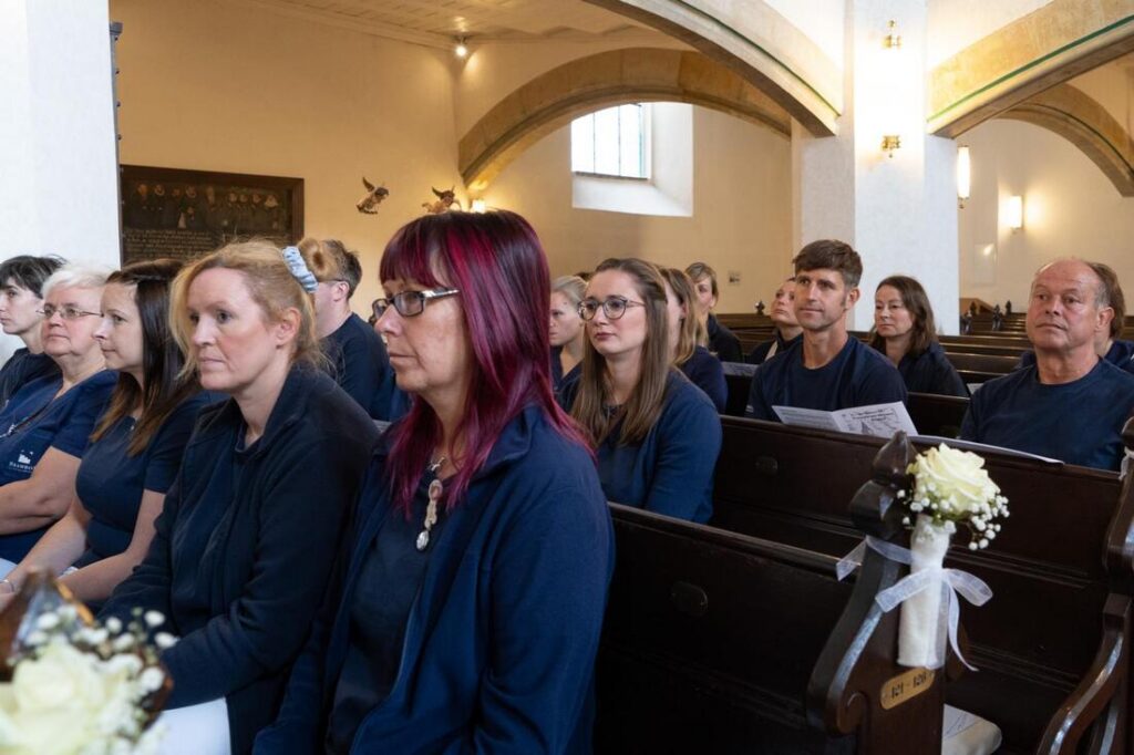 Foto zum Beitrag „Traumhochzeit beim Pflegedienst Brambor“: hochzeit benjamin und franziska kollegen mitarbeiter