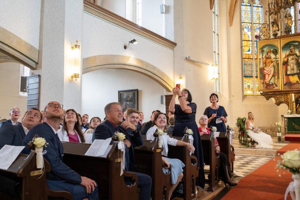 Foto zum Beitrag „Traumhochzeit beim Pflegedienst Brambor“: hochzeit benjamin und franziska begeistere gäste und familie