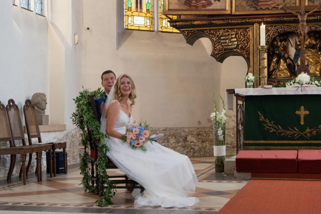 Foto zum Beitrag „Traumhochzeit beim Pflegedienst Brambor“: hochzeit benjamin und franziska brautpaar altar