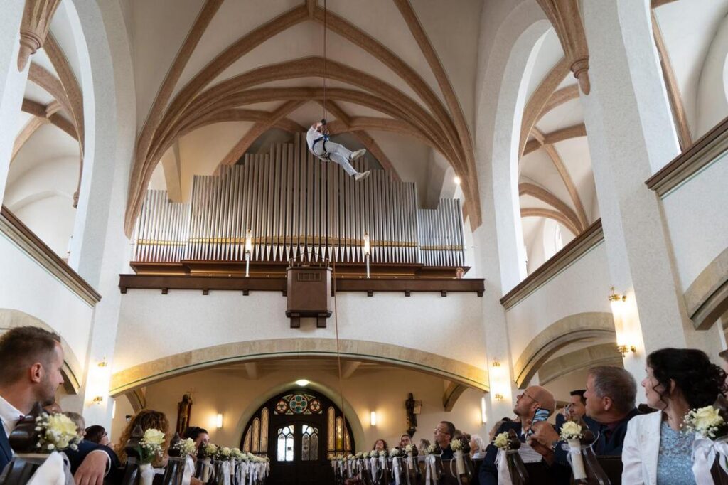 Foto zum Beitrag „Traumhochzeit beim Pflegedienst Brambor“: hochzeit benjamin und franziska pfarrer abseilen
