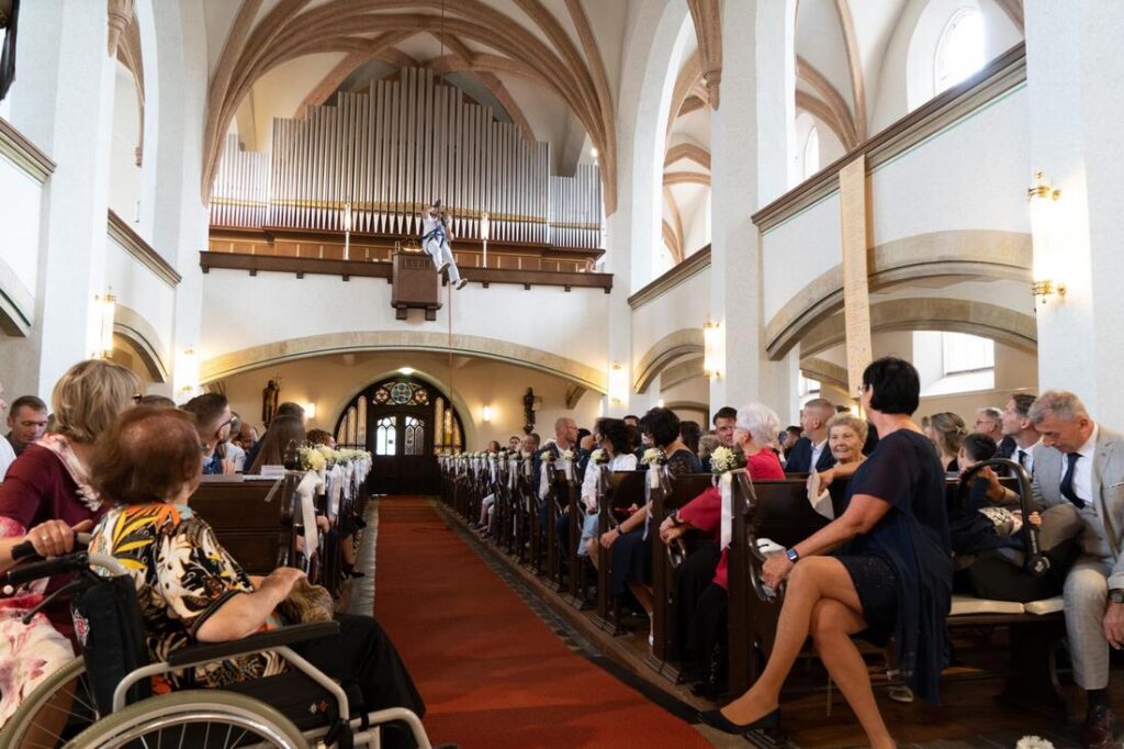 Foto zum Beitrag „Traumhochzeit beim Pflegedienst Brambor“: hochzeit benjamin und franziska pfarrer behrisch trauansprache aus 20 meter höhe