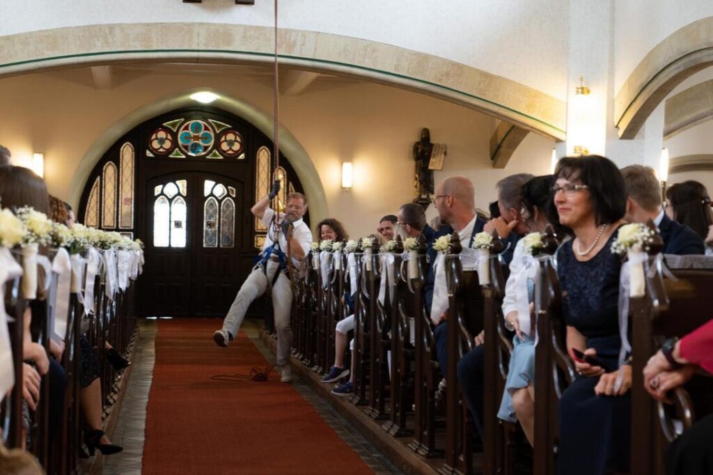 Foto zum Beitrag „Traumhochzeit beim Pflegedienst Brambor“: hochzeit benjamin und franziska programmeinlage pfarrer