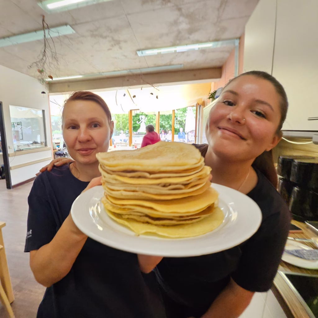 Eierkuchen backen in der Tagespflege, Foto 2