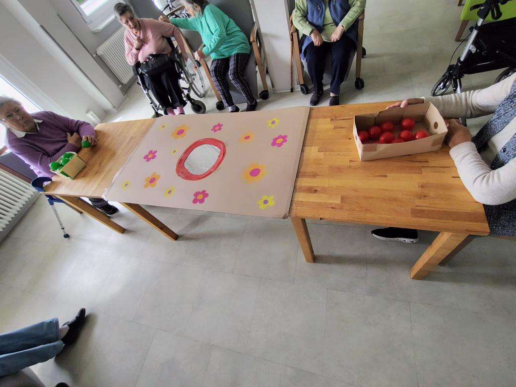 Geschicklichkeitsspiel in der Tagespflege, Foto 2