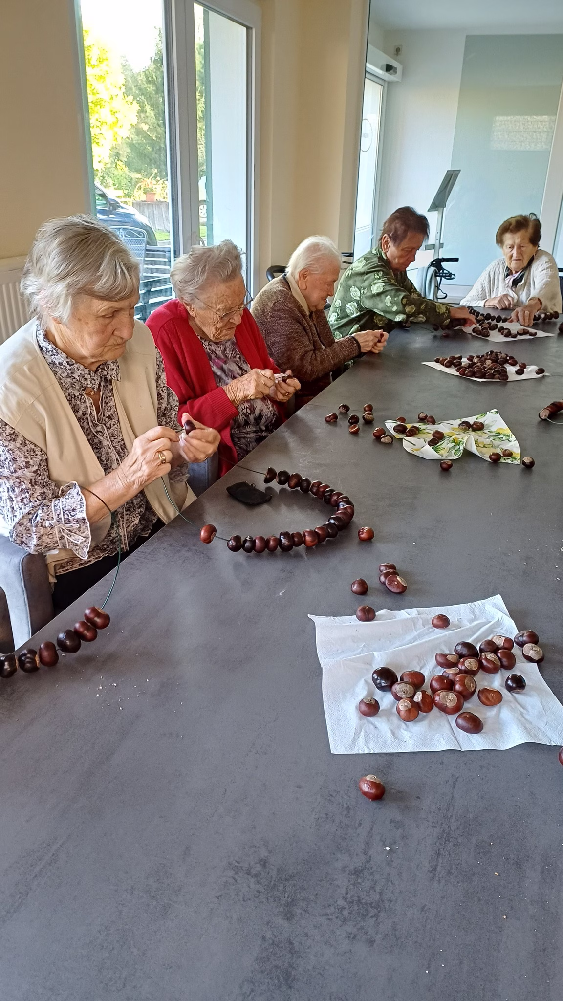 Kreativ durch den Herbst: Herzkränze aus Kastanien