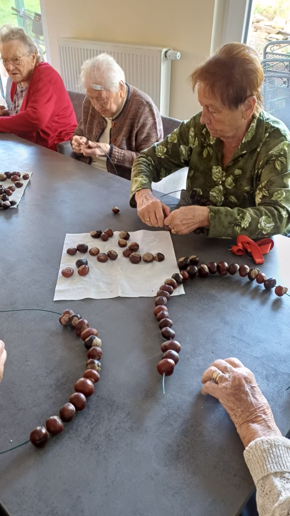 Herzkränze aus Kastanien im Betreuten Wohnen, Foto 3
