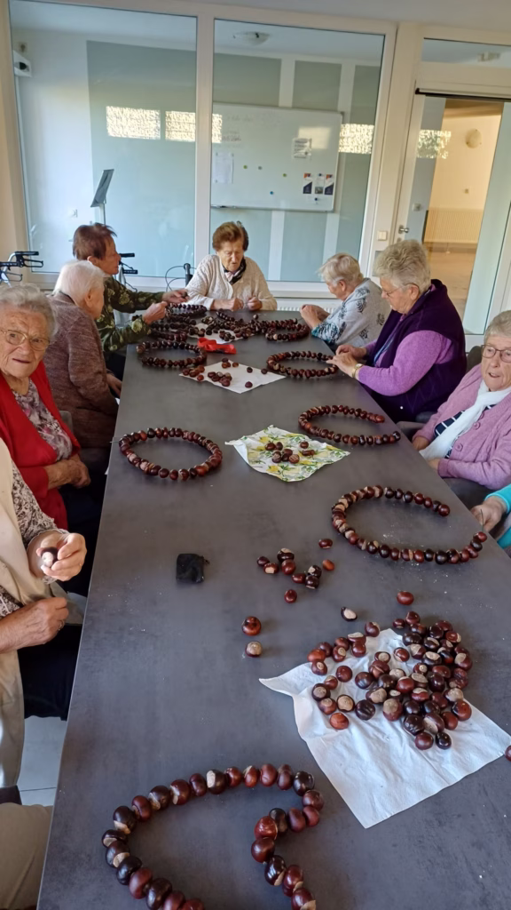 Herzkränze aus Kastanien im Betreuten Wohnen, Foto 4