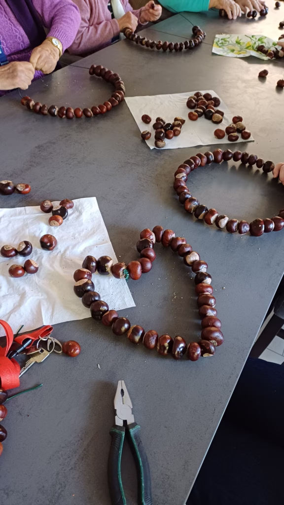 Herzkränze aus Kastanien im Betreuten Wohnen, Foto 6