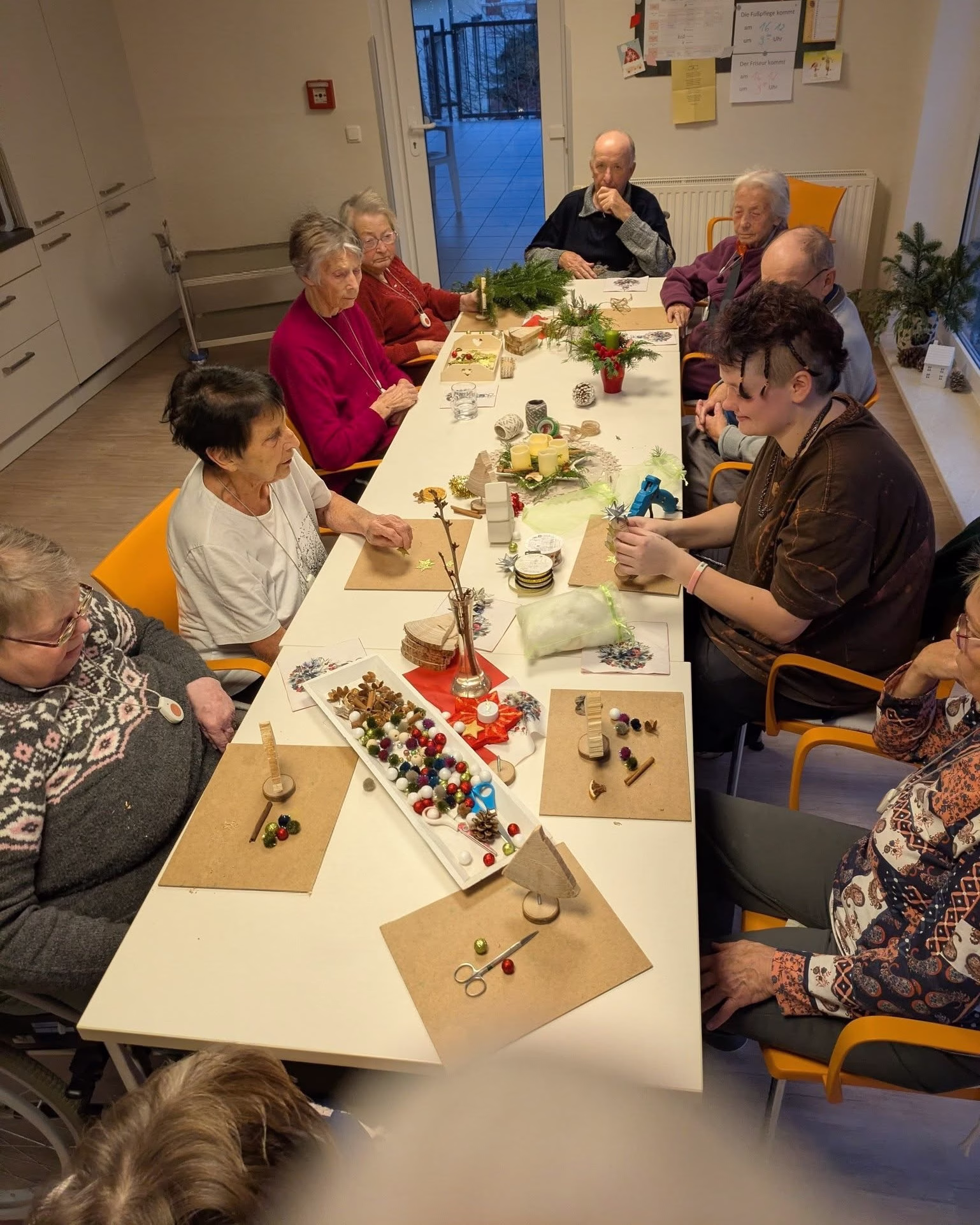 Kreativer Nachmittag in der Kurzzeitpflege: Weihnachtsbäume aus Holz