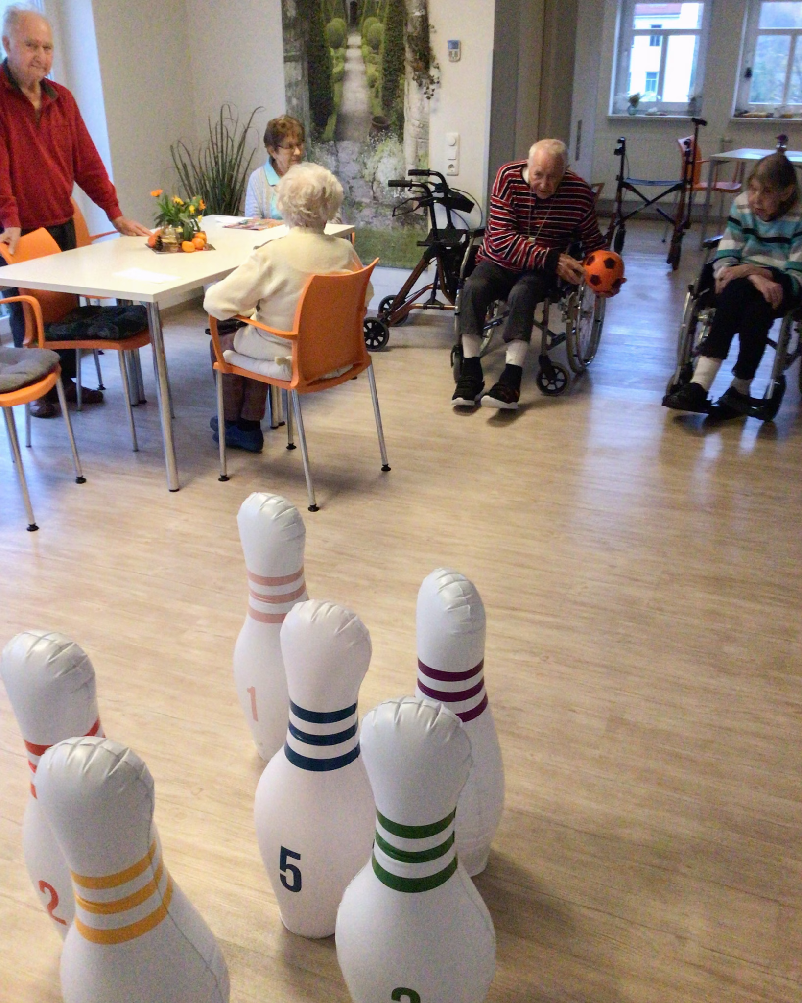 Schwungvoll ins Wochenende: Kegeln in der Kurzzeitpflege