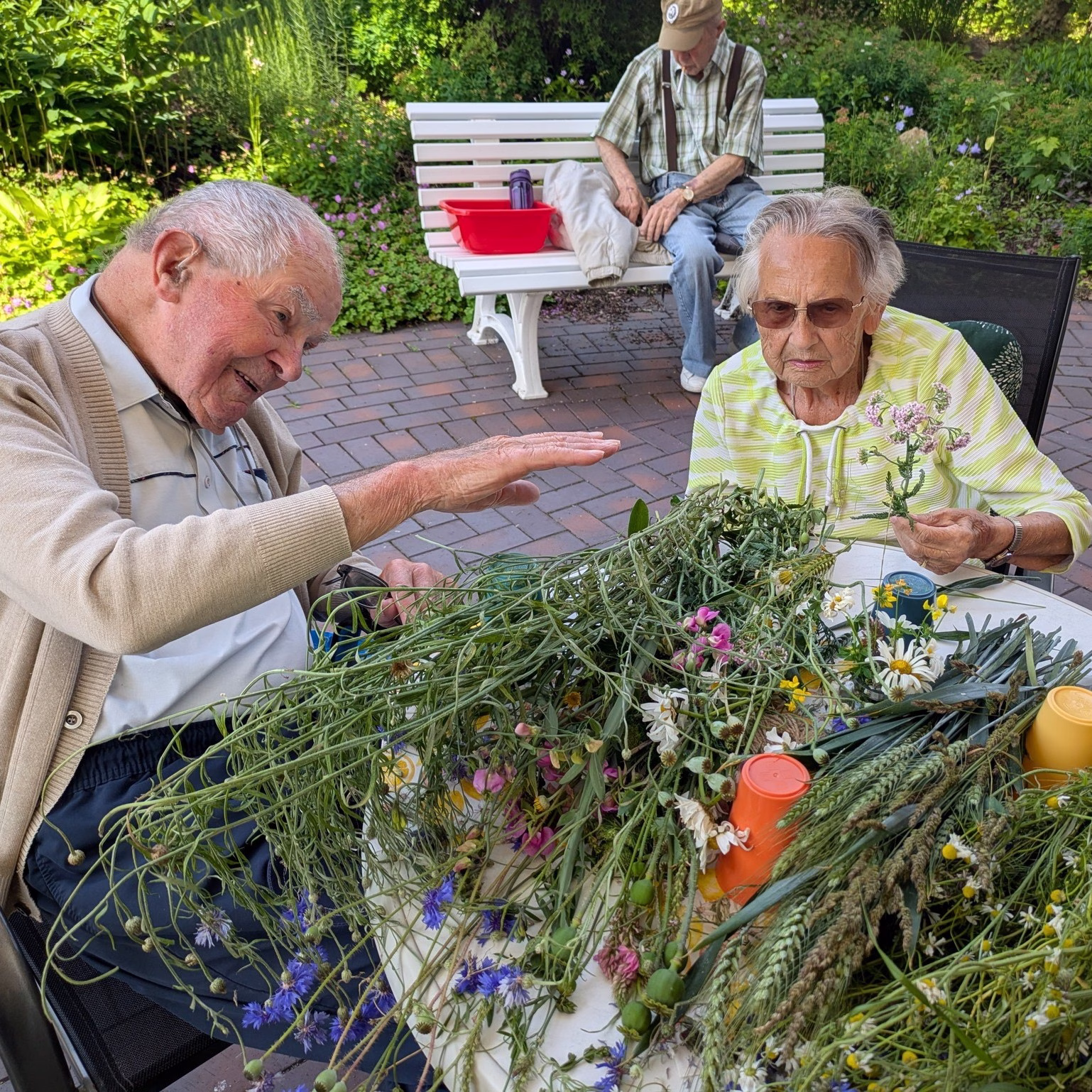 Kränze und Sträuße im Freien: Sommerstunden in der Kurzzeitpflege