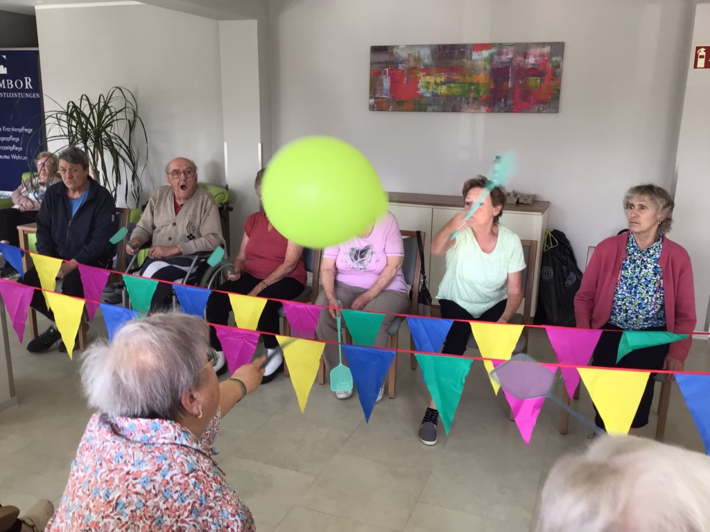 Ballonspiel in der Tagespflege Döbeln, Foto 2
