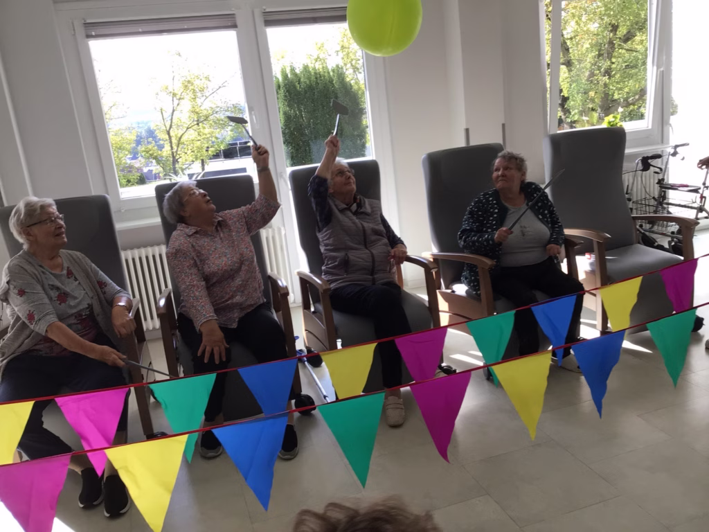 Ballonspiel in der Tagespflege Döbeln, Foto 3