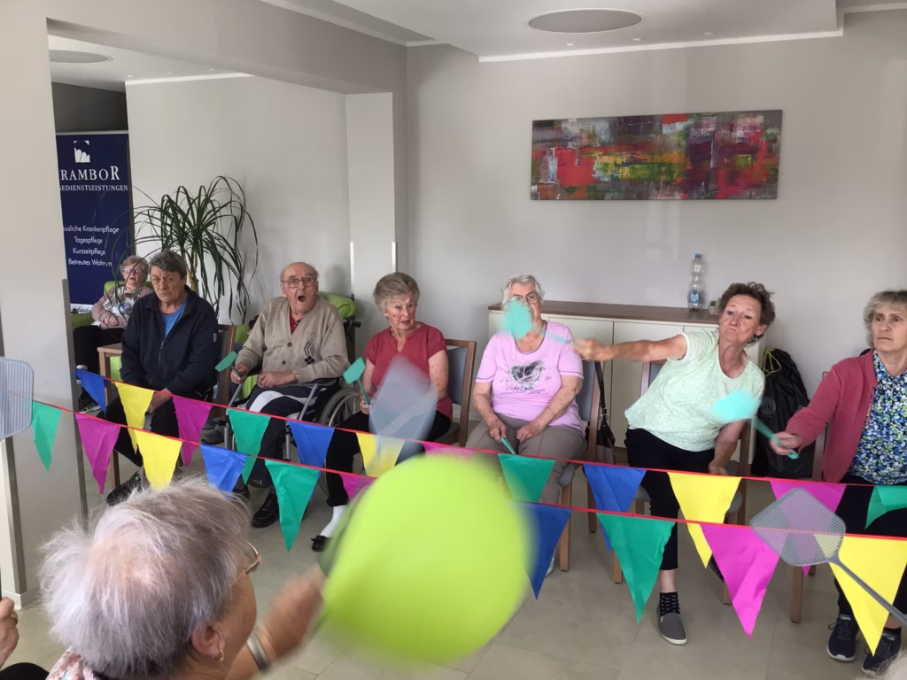 Ballonspiel in der Tagespflege Döbeln, Foto 5