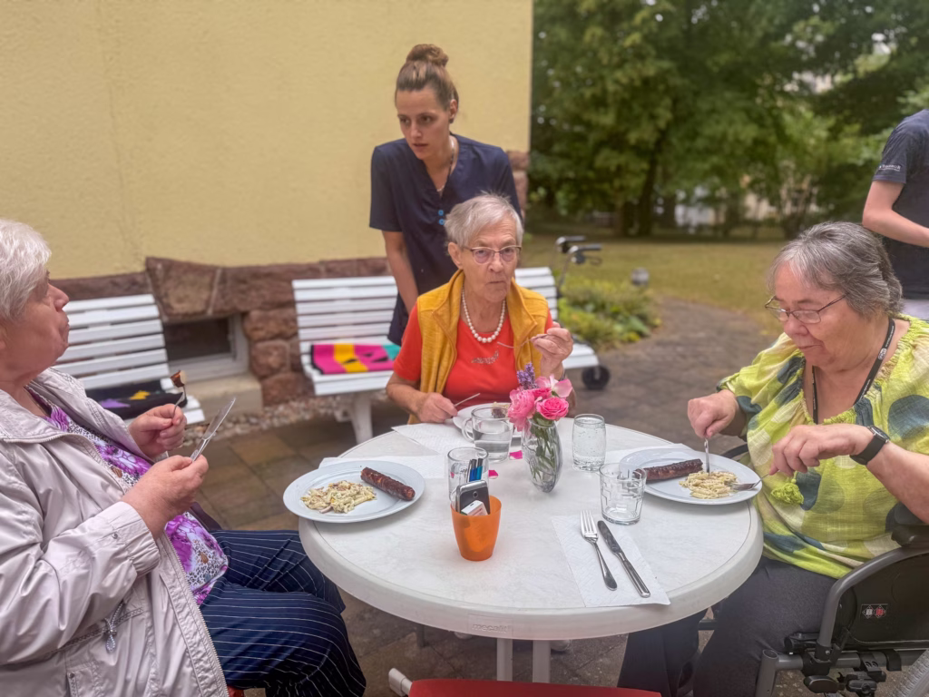 Mittagsgrillen im Betreuten Wohnen Döbeln, Foto 2