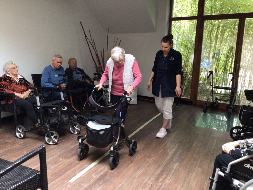 Rollator-Parcours in der Tagespflege, Foto 2