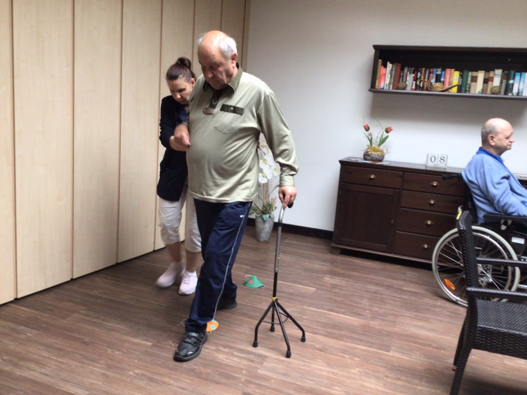 Rollator-Parcours in der Tagespflege, Foto 3