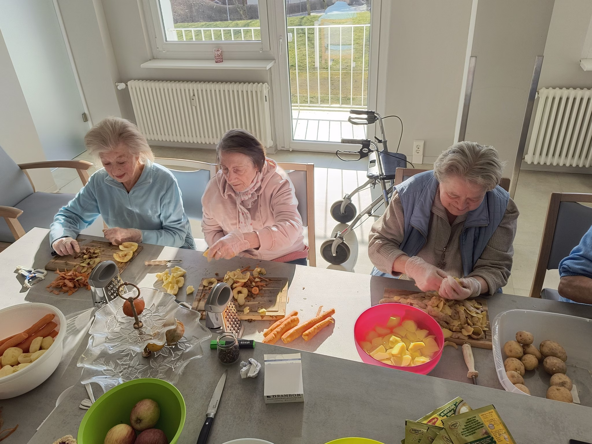 Gemeinsam kochen und singen: saure Eier mit Möhrensalat