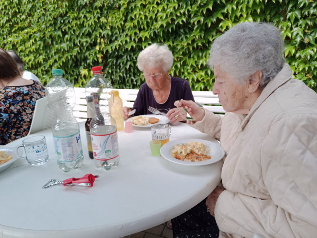 Mittagessen im Freien in Waldheim, Foto 2