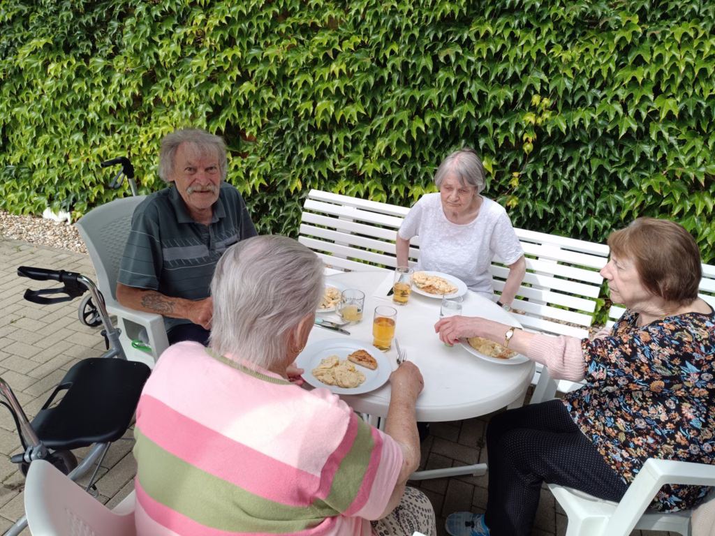 Mittagessen im Freien in Waldheim, Foto 3