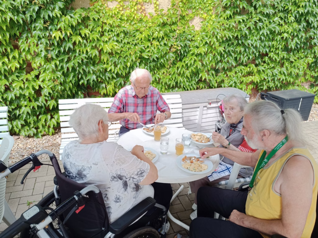 Mittagessen im Freien in Waldheim, Foto 4