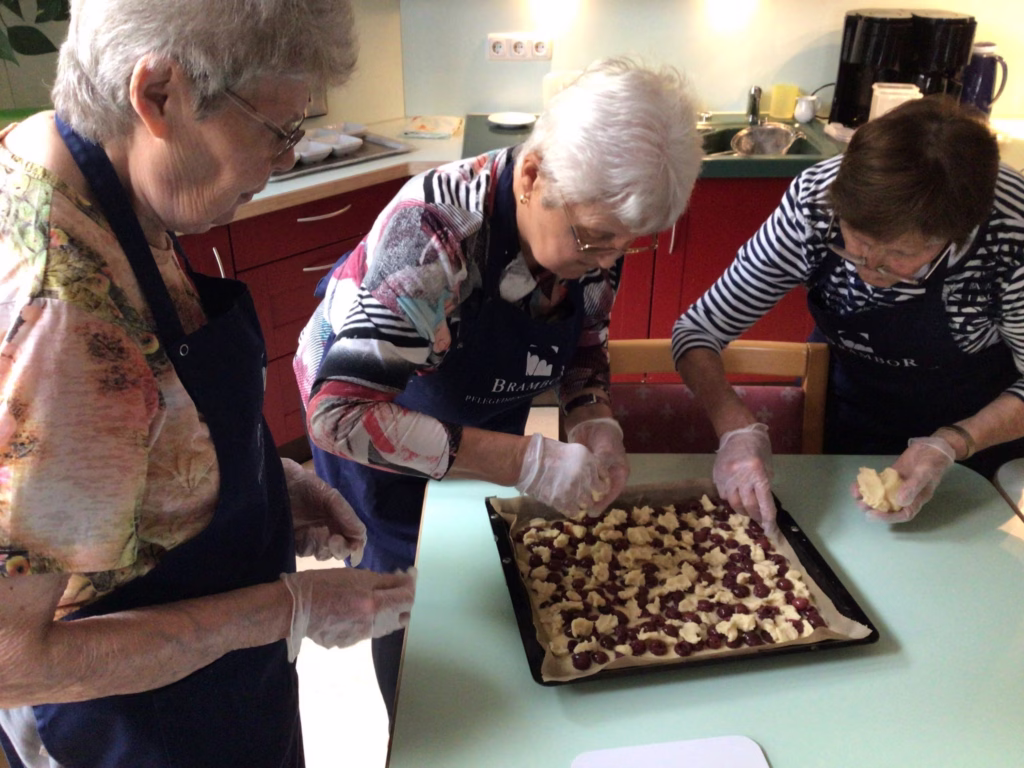 Gemeinsames Backen in der Tagespflege Roßwein, Foto 3