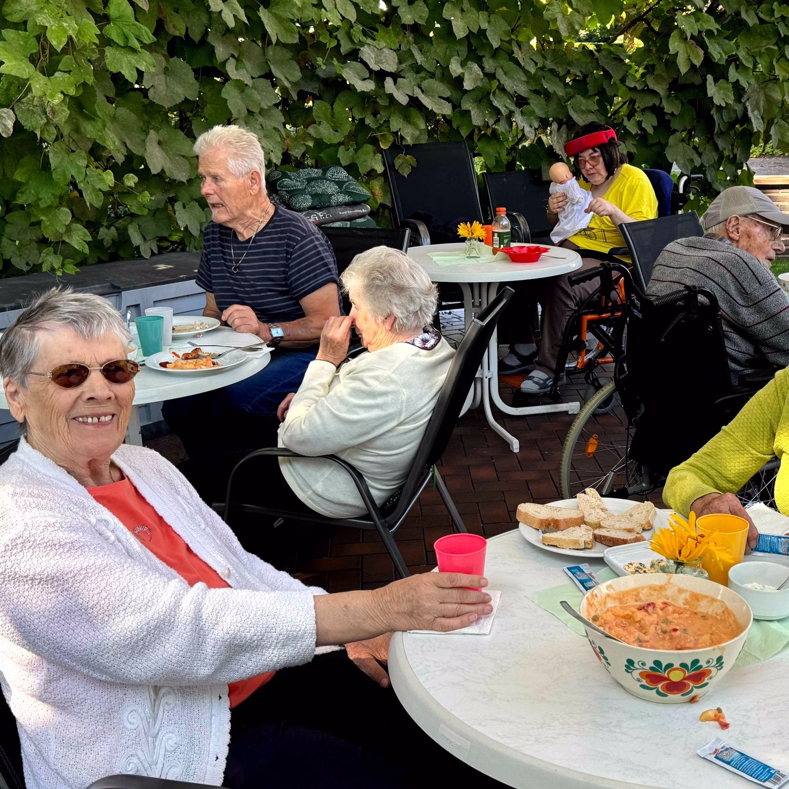 Sommerliches Mittagessen im Rüderpark