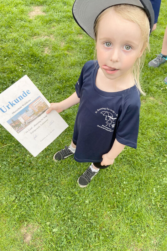 Foto zum Beitrag „Laufen für die Kinderkrebsforschung“: spende lauf aktion waldheim 2022 urkunde spaß